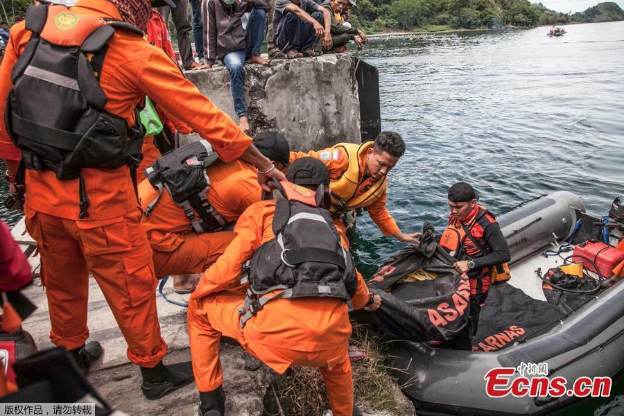 Rescue team members prepare to search for missing passengers at the Lake Toba ferry port in the province of North Sumatra on June 20, 2018, after a boat capsized on June 18. The death toll from an Indonesian ferry disaster could top 180, as authorities raised an estimate of the number of people missing two days after the wooden tourist boat sank in Lake Toba on the island of Sumatra. (Photo/Agencies)