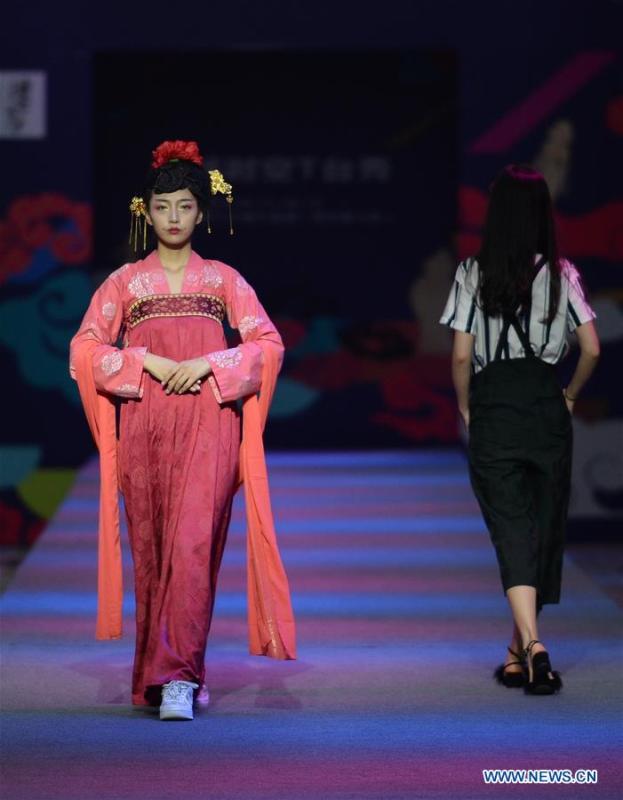 Models present creations during a fashion show in Xi\'an, capital of northwest China\'s Shaanxi Province, June 19, 2018. Both modern creations and traditional costumes of the Tang Dynasty (618-907) were presented in the show. (Xinhua/Liu Xiao)