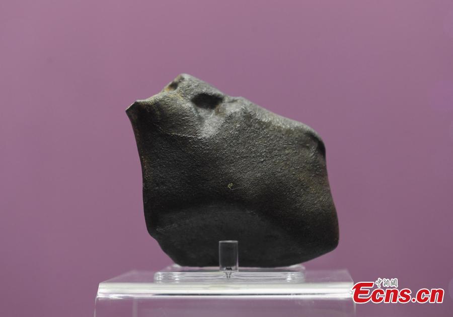 A meteorite, formed approximately 4.5 billion years ago, is on display in Hangzhou City, Zhejiang Province. The meteorite was found in Southwest China’s Yunnan Province on June 1 and weighs 672 grams. (Photo: China News Service/Wang Gang)