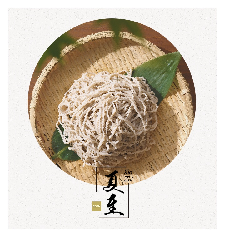 The food for Xiazhi: A bowl of noodles
The Chinese could be highly ritual and persistent while talking about food. Just like dumplings are considered a must for the Winter Solstice, Xiazhi would be incomplete without a bowl of noodles.
In Beijing, people used to enjoy eating lettuce and cold noodles during the summer. After boiled in hot water, people would cool it in cold water and mix the noodles with various sauces and vegetables, which are refreshing and tasty.
However, the habit of eating noodles on the day is not exclusive to Beijing. In many areas across China, people still maintain the tradition, though with different ways of cooking and different sauces.