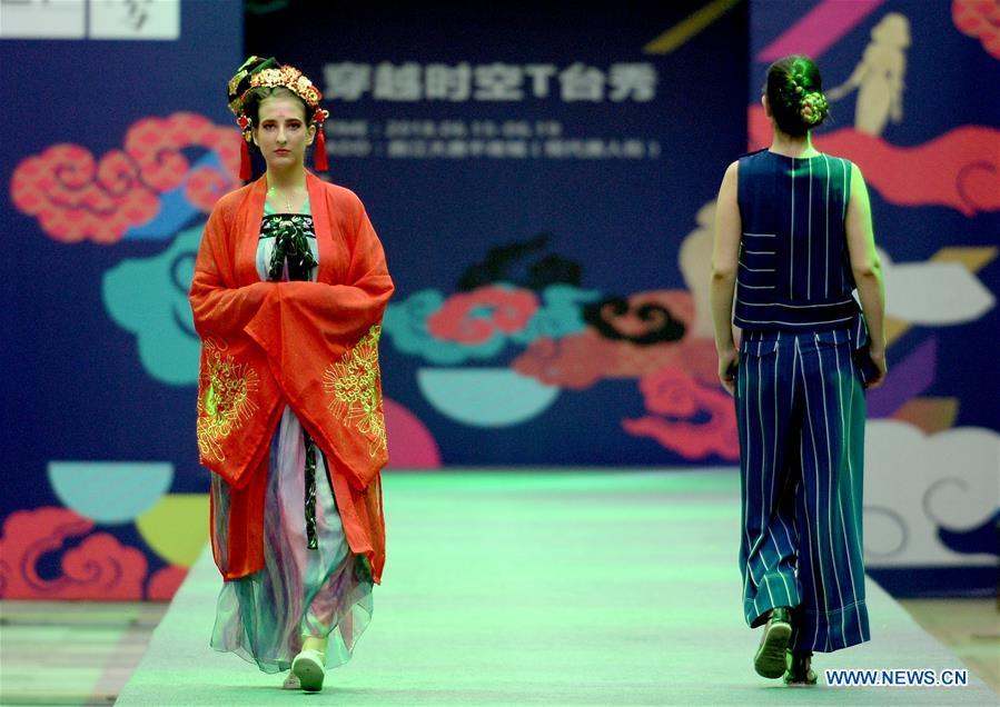 Models present creations during a fashion show in Xi\'an, capital of northwest China\'s Shaanxi Province, June 19, 2018. Both modern creations and traditional costumes of the Tang Dynasty (618-907) were presented in the show. (Xinhua/Liu Xiao)