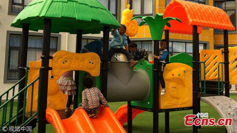 Children play in a community built for relocated residents in Doilungdeqen District, Lhasa City, Southwest China’s Tibet Autonomous Region, June 20, 2018. Residents who once lived in Rongma Township of Nyima County, which averages 5,000 meters above sea level and faces difficulties in poverty alleviation, have been relocated to new homes at an altitude of 3,800 meters. The ecological relocation stretching more than 1,000 kilometers can also help conserve wild animals on the Northern Tibet Plateau. (Photo/VCG)