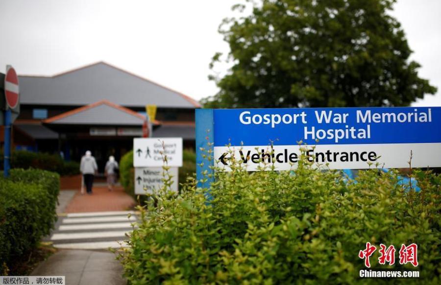 A man and a woman enter Gosport War Memorial Hospital in Gosport, Britain, June 20, 2018. More than 450 patients died prematurely in a British hospital after they were given powerful painkillers with no medical justification, in what a damning report on Wednesday found was a “disregard for human life”. (Photo/Agencies)