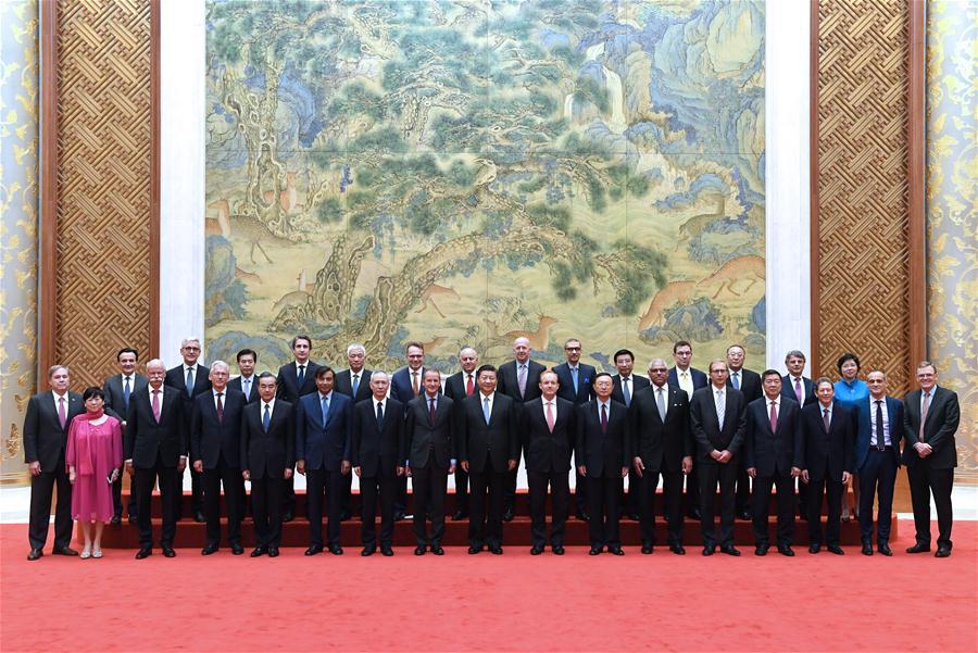 Chinese President Xi Jinping (C, front) poses with executives of some famous multinational enterprises, who are in Beijing to attend a special session of round-table summit of Global CEO Council at the Diaoyutai State Guesthouse in Beijing, capital of China, June 21, 2018. Xi attended a symposium with the executives here on Thursday. (Xinhua/Rao Aimin)