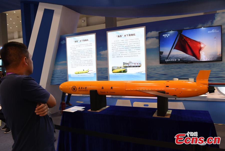 A visitor looks at a model of the Haiyan underwater glider at the 9th International Military and Civilian Dual-use Technology Exhibition in Chongqing, June 21, 2018. (Photo: China News Service/Zhou Yi)