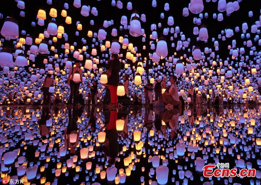 “MORI Building DIGITAL ART MUSEUM: teamLab Borderless,” an digital art museum — jointly created and operated by Mori Building Co., Ltd and teamLab, opened on June 21,2018 in Tokyo, Japan. The digital art museum features approximately 50 interactive artworks, some completely new, in a 10,000 square meters area with five zones. The interactive artworks have no borders separating them from the other works. Some extend beyond their installation rooms and into the corridors, some overlap with other works and some even fuse with other works. (Photo/IC)
