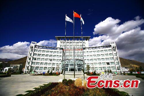 The Lhasa Economic and Technological Development Zone in Lhasa, Tibet autonomous region. (Photo/China News Service)
Economic development
Last year, Lhasa\'s GDP was 47.9 billion yuan with per capita disposable income of urban and rural residents reaching 32,408 yuan and 12,999 yuan, respectively.
As the city\'s growth engine, the Lhasa Economic and Technological Development Zone contributed more than 7 billion yuan to Lhasa\'s GDP, increasing 10.3 percent from a year earlier.
Currently, the zone boasts bottled water factories, highland barley wine and healthcare equipment manufacturers, and 12 companies in the zone have launched IPOs.
By the end of this year, Tibet\'s first free trade zone in Lhasa will start running, with aim to blend into the Belt and Road Initiative, and Bangladesh-China-India-Myanmar Economic Corridor, or BCIM.
Moreover, the free trade zone will also drive the local economic transition, and increase its attraction to other cities.