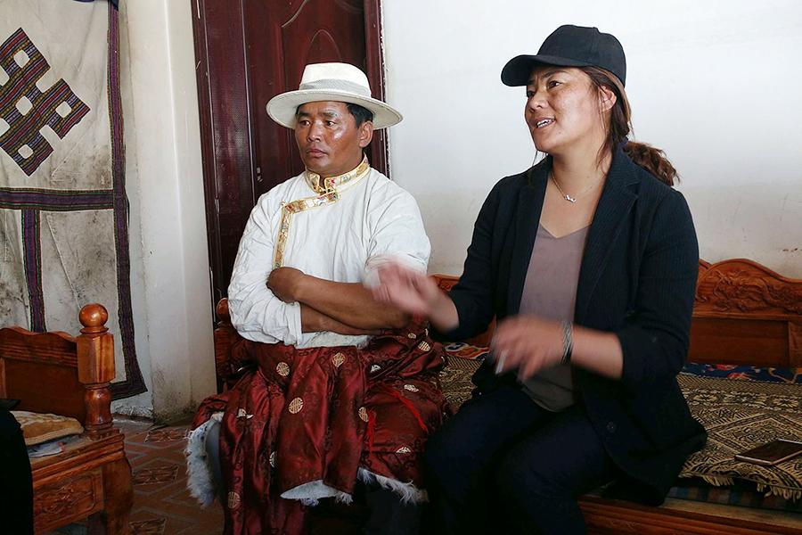A relocated herdsman (left) lives in Caiqutang village at Damshung county, Lhasa, Tibet autonomous region, June 24, 2018. Before the herdsman moved to new home, his family\'s income from stocking yaks was 40,000 yuan per year. Because he suffers from rheumatism, his family was trapped in poverty. Now, the family is seeing better times after relocating. The man and his son work at the set\'s breeding farm, and also stock yaks at their own farm. The family\'s income has doubled. (Photo/chinadaily.com.cn)
Poverty relief
Caiqutang village, two kilometers from Yangbajing town, is a new relocation site that aims to ease life of poor herdsmen and herdswomen.
The village has rich geothermal resources. Currently, every villager\'s home has channels to transport hot spring water that can ease some villagers\' pain caused by rheumatism.