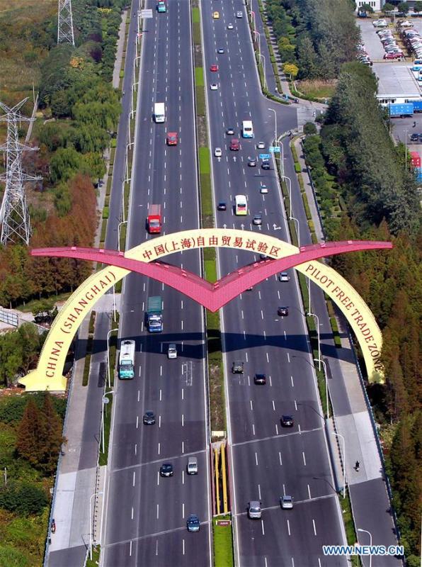Aerial photo taken on Oct. 29, 2013 shows a road to the Shanghai free trade zone (FTZ) in Pudong of Shanghai, east China. China announced the opening-up and development of Pudong in 1990. Pudong is expecting to take the opportunity of celebrating the 40th anniversary of China\'s reform and opening-up to continue to spearhead the country\'s reform and development. (Xinhua/Fan Jun)