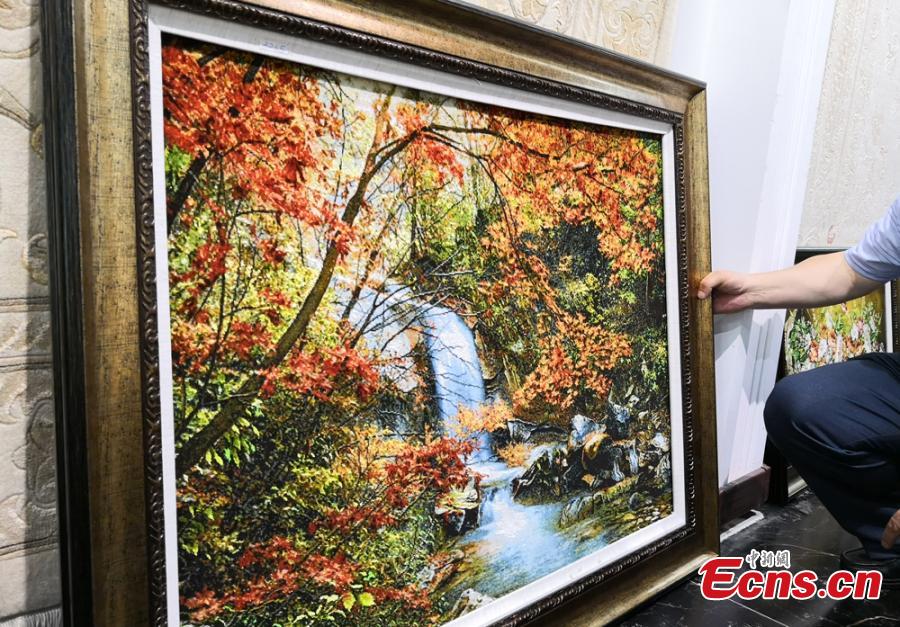 A colorful tapestry is on show in Linxia Hui Autonomous Prefecture, Northwest China\'s Gansu Province. Linxia has a history of nearly 1,000 years making tapestries depicting a broad range of topics, from galloping horses to beautiful landscapes. Usually a tapestry involves dozens of procedures and prices can be as high as 100,000 yuan ($15,000). They also sell well in other counties including the United States, Japan and Germany. (Photo: China News Service/Liu Yutao)