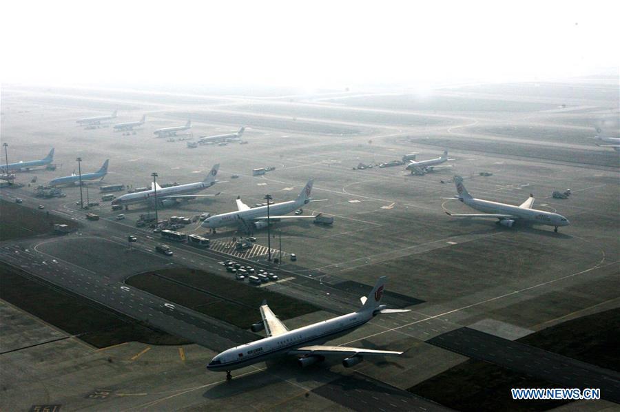 Aerial photo taken on Dec. 20, 2017 shows a parking apron of Pudong International Airport in Shanghai, east China. China announced the opening-up and development of Pudong in 1990. Pudong is expecting to take the opportunity of celebrating the 40th anniversary of China\'s reform and opening-up to continue to spearhead the country\'s reform and development. (Xinhua/Chen Fei)