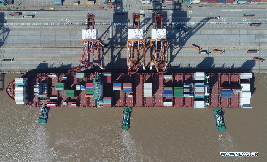 Aerial photo taken on April 23, 2017 shows a container dock of Yangshan Port in Pudong of Shanghai, east China. China announced the opening-up and development of Pudong in 1990. Pudong is expecting to take the opportunity of celebrating the 40th anniversary of China\'s reform and opening-up to continue to spearhead the country\'s reform and development. (Xinhua/Ding Ting)