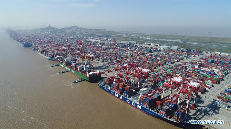 Aerial photo taken on April 23, 2017 shows a container dock of Yangshan Port in Pudong of Shanghai, east China. China announced the opening-up and development of Pudong in 1990. Pudong is expecting to take the opportunity of celebrating the 40th anniversary of China\'s reform and opening-up to continue to spearhead the country\'s reform and development. (Xinhua/Ding Ting)