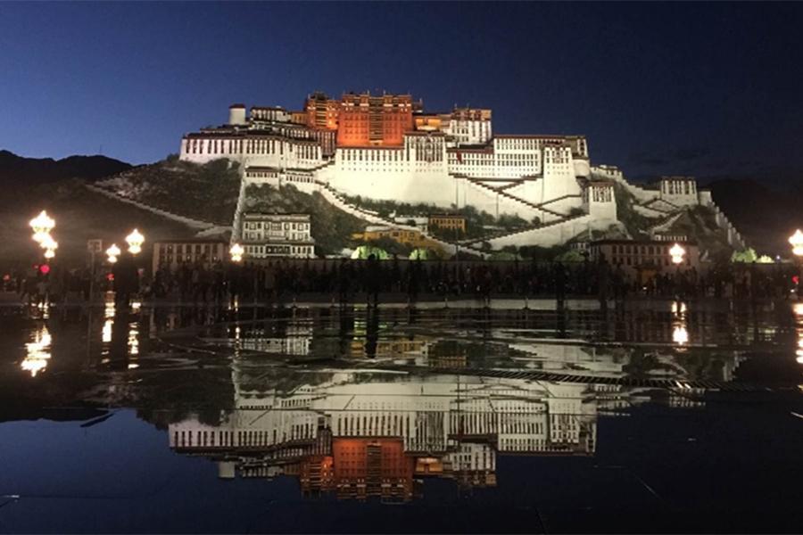 Night view of the Potala Palace in Lhasa, Tibet autonomous region, June 21, 2018. (Photo for chinadaily.com.cn)
China\'s Tibet autonomous region has witnessed great change as its economy, environmental protection, agriculture, tourism, poverty relief, and social security system maintain strong momentum.