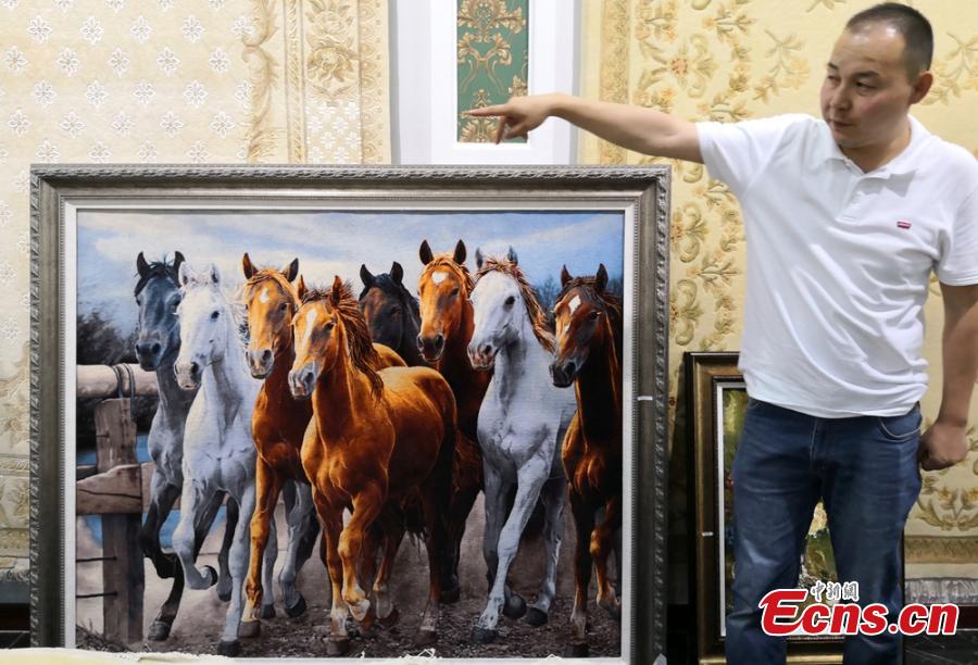 A colorful tapestry is on show in Linxia Hui Autonomous Prefecture, Northwest China\'s Gansu Province. Linxia has a history of nearly 1,000 years making tapestries depicting a broad range of topics, from galloping horses to beautiful landscapes. Usually a tapestry involves dozens of procedures and prices can be as high as 100,000 yuan ($15,000). They also sell well in other counties including the United States, Japan and Germany. (Photo: China News Service/Liu Yutao)