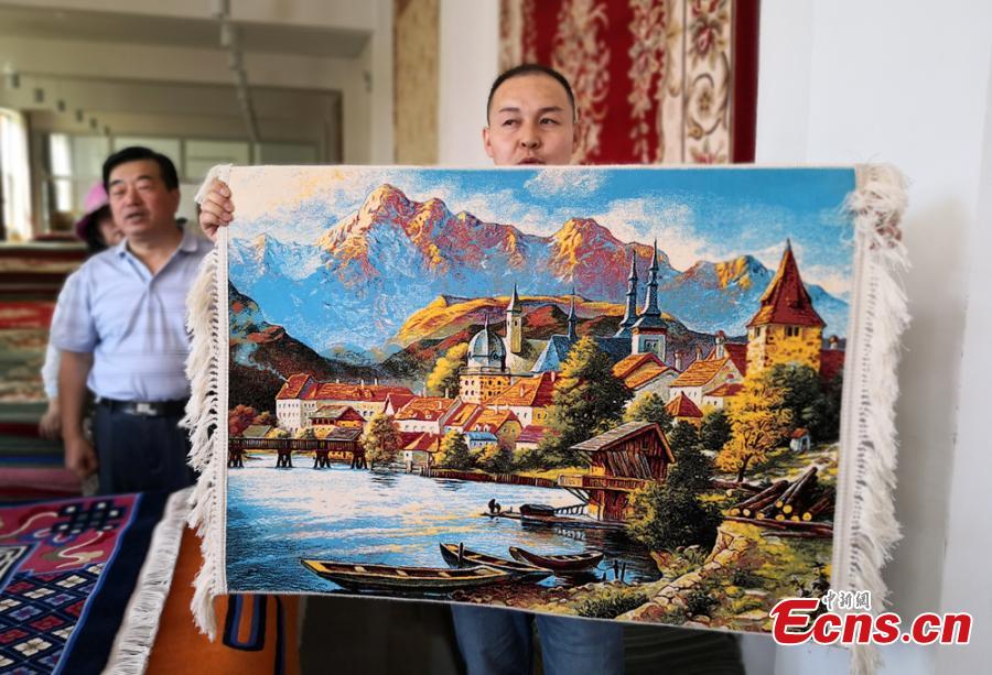 A colorful tapestry is on show in Linxia Hui Autonomous Prefecture, Northwest China\'s Gansu Province. Linxia has a history of nearly 1,000 years making tapestries depicting a broad range of topics, from galloping horses to beautiful landscapes. Usually a tapestry involves dozens of procedures and prices can be as high as 100,000 yuan ($15,000). They also sell well in other counties including the United States, Japan and Germany. (Photo: China News Service/Liu Yutao)