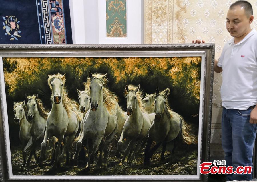 A colorful tapestry is on show in Linxia Hui Autonomous Prefecture, Northwest China\'s Gansu Province. Linxia has a history of nearly 1,000 years making tapestries depicting a broad range of topics, from galloping horses to beautiful landscapes. Usually a tapestry involves dozens of procedures and prices can be as high as 100,000 yuan ($15,000). They also sell well in other counties including the United States, Japan and Germany. (Photo: China News Service/Liu Yutao)