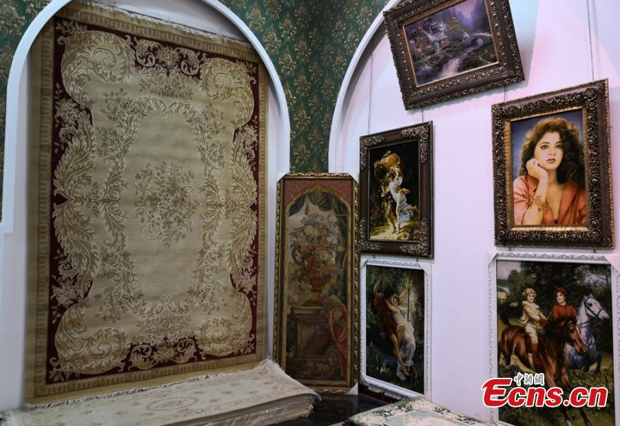 A colorful tapestry is on show in Linxia Hui Autonomous Prefecture, Northwest China\'s Gansu Province. Linxia has a history of nearly 1,000 years making tapestries depicting a broad range of topics, from galloping horses to beautiful landscapes. Usually a tapestry involves dozens of procedures and prices can be as high as 100,000 yuan ($15,000). They also sell well in other counties including the United States, Japan and Germany. (Photo: China News Service/Liu Yutao)