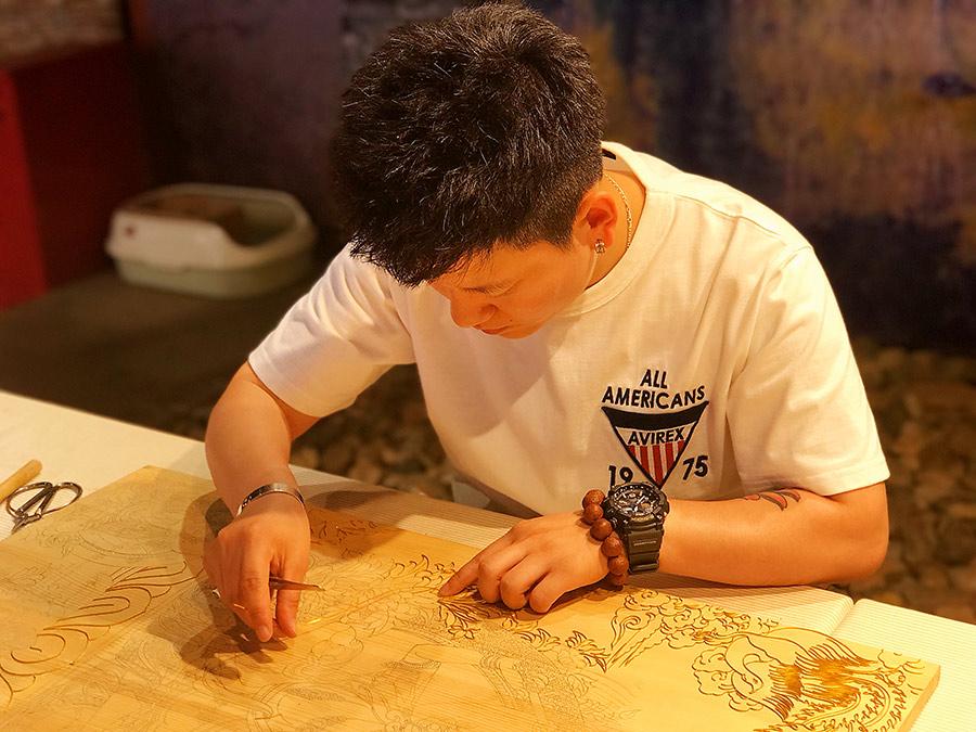Zhang Yichen, 31, opened his cloisonné enamel studio last year in the Chinese-Baroque Historic Block in Harbin, capital of Heilongjiang Province. The exquisite artworks have attracted lots of visitors as well as many young people who want to learn from him. “I was born in Beijing and am really familiar with this unique Beijing traditional handicraft,” he said. “I learned it from some old craftsmen in Beijing and hope to help more and more people in the country know traditional Chinese culture.”(Photo provided to chinadaily.com.cn)