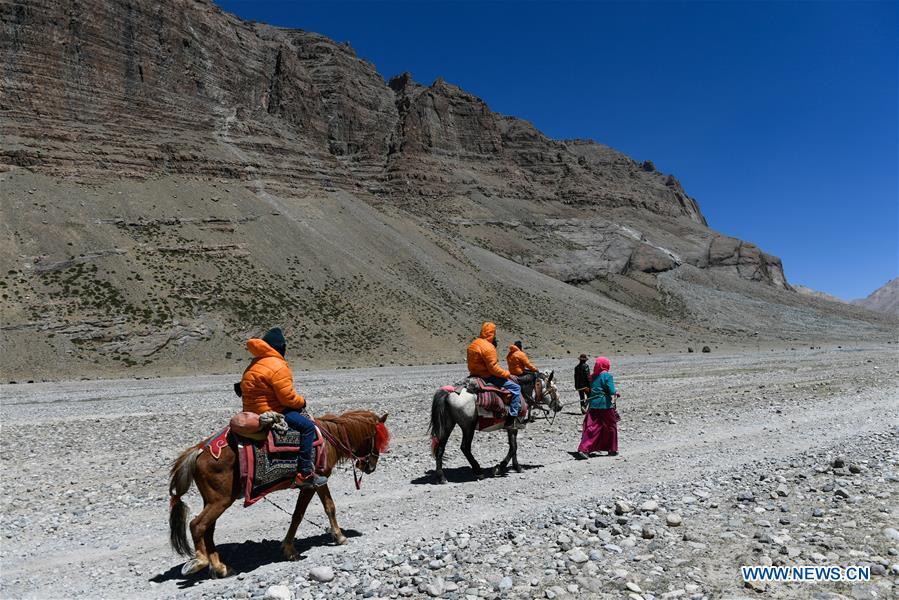 Indian pilgrims make a pilgrimage to Mount Kangrinboqe, a sacred Hindu and Buddhist site, in Ali Prefecture, southwest China\'s Tibet Autonomous Region, June 24, 2018. This year, the Nathu La Pass is expected to see about 500 officially-organized pilgrims from India who will make the 2,874-km pilgrimage, according to Yang Zhigang, deputy director of the office of foreign affairs and overseas Chinese affairs in Xigaze City. (Xinhua/Liu Dongjun)