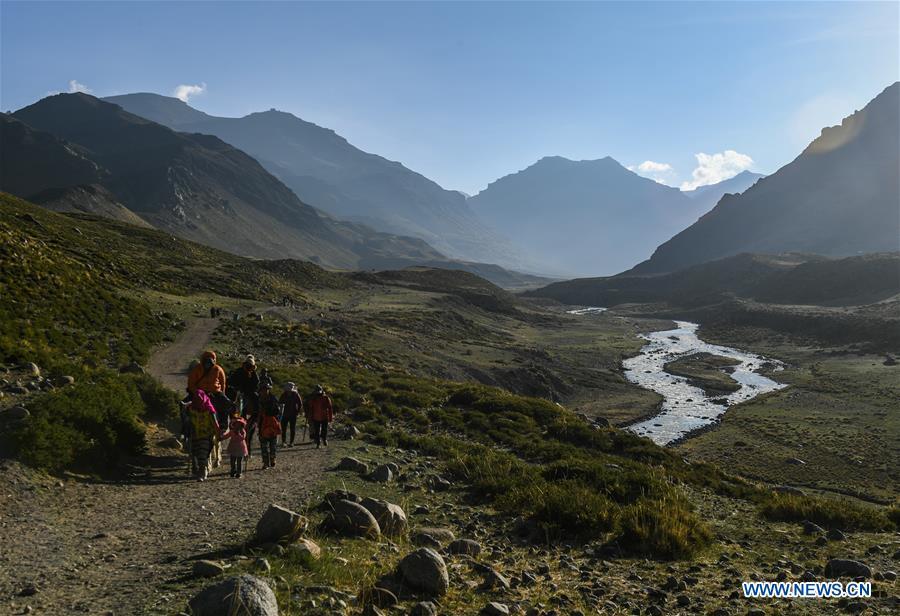 Indian pilgrims make a pilgrimage to Mount Kangrinboqe, a sacred Hindu and Buddhist site, in Ali Prefecture, southwest China\'s Tibet Autonomous Region, June 26, 2018. This year, the Nathu La Pass is expected to see about 500 officially-organized pilgrims from India who will make the 2,874-km pilgrimage, according to Yang Zhigang, deputy director of the office of foreign affairs and overseas Chinese affairs in Xigaze City. (Xinhua/Liu Dongjun)