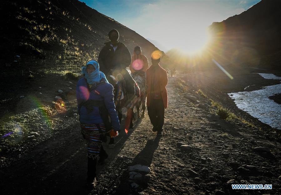 Indian pilgrims make a pilgrimage to Mount Kangrinboqe, a sacred Hindu and Buddhist site, in Ali Prefecture, southwest China\'s Tibet Autonomous Region, June 26, 2018. This year, the Nathu La Pass is expected to see about 500 officially-organized pilgrims from India who will make the 2,874-km pilgrimage, according to Yang Zhigang, deputy director of the office of foreign affairs and overseas Chinese affairs in Xigaze City. (Xinhua/Liu Dongjun)