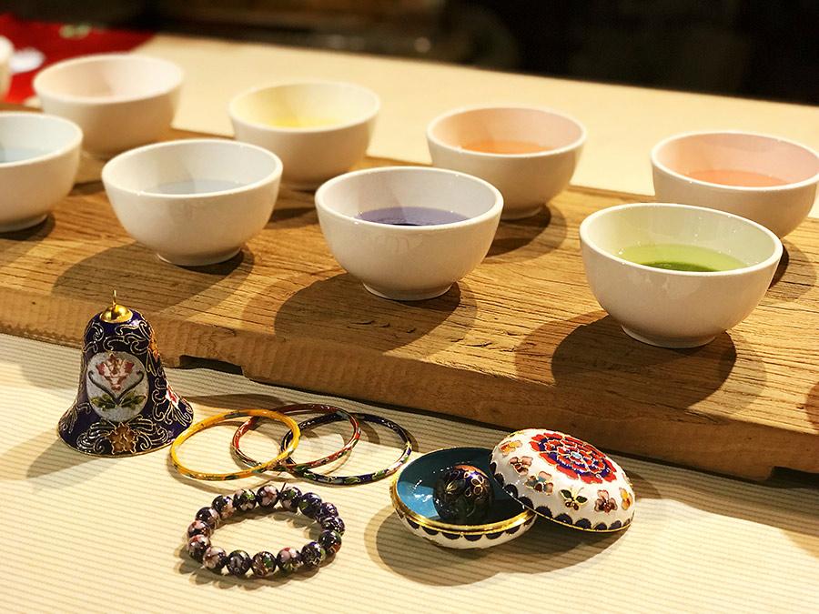 Zhang Yichen, 31, opened his cloisonné enamel studio last year in the Chinese-Baroque Historic Block in Harbin, capital of Heilongjiang Province. The exquisite artworks have attracted lots of visitors as well as many young people who want to learn from him. “I was born in Beijing and am really familiar with this unique Beijing traditional handicraft,” he said. “I learned it from some old craftsmen in Beijing and hope to help more and more people in the country know traditional Chinese culture.”(Photo provided to chinadaily.com.cn)