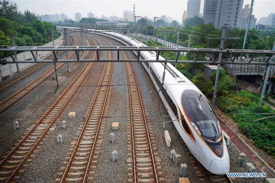 The G7 Fuxing bullet train prepares to head for Shanghai at the Beijing South Railway Station in Beijing, capital of China, July 1, 2018. The new longer Fuxing bullet train ran on the Beijing-Shanghai line for the first time on Sunday. With a designed speed of 350 kilometers per hour, the new train measures more than 400 meters in length and has 16 carriages, twice as many as current ones. It can carry nearly 1,200 passengers. (Xinhua/Xing Guangli)