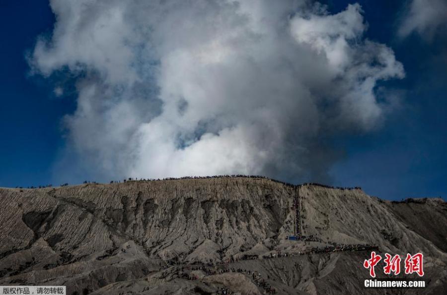 Tengger tribe people and tourists climb the summit of Bromo volcano, to throw offerings into the crater in Probolinggo, East Java province, June 30, 2018, as part of Yadnya Kasada festival which falls on the 14th day of the Kasada month based on the traditional Hindu lunar calendar. (Photo/Agencies)