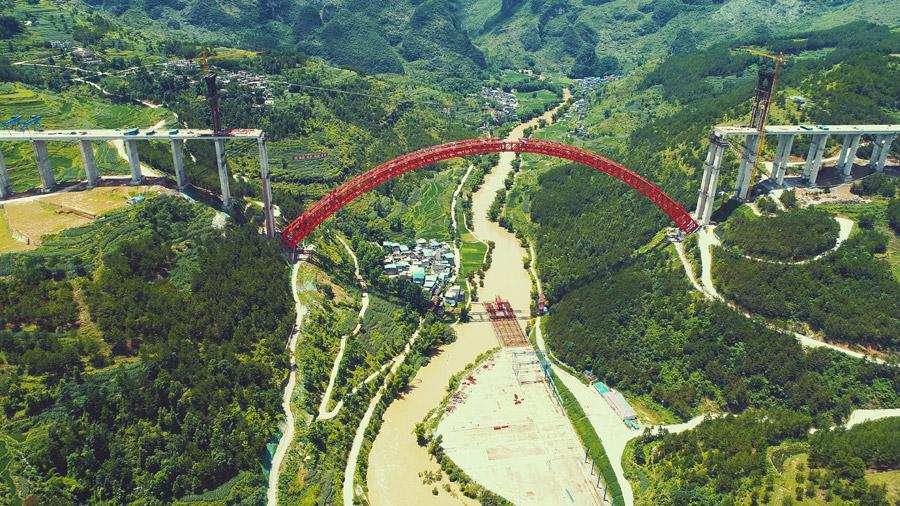 The last section is put into the position to finish the main span of the Daxiaojing Bridge in Guizhou Province, June 30, 2018. (Photo//chinadaily.com.cn)