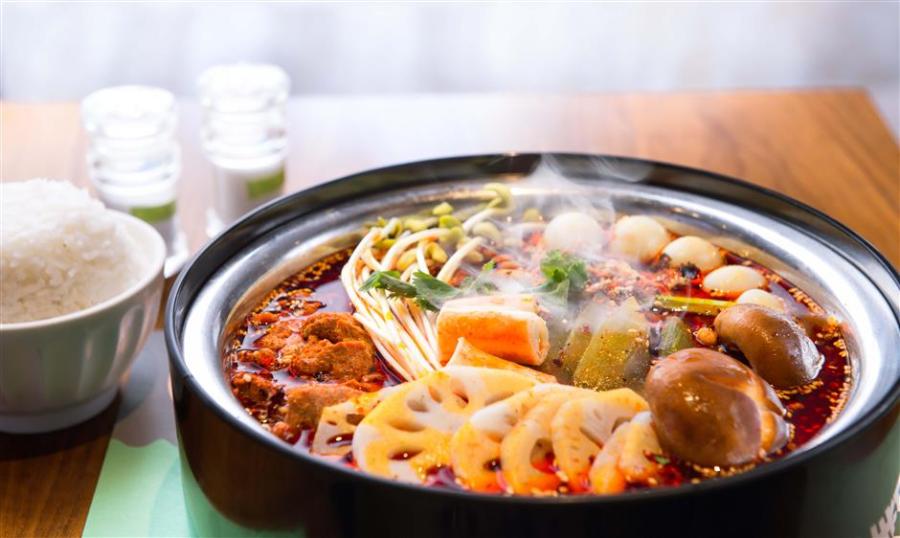A bowl of sizzling hot vegetables and meat is perfect to pair a glass of chilled beer. (Photo/Shine.cn)
A lot of dishes and snacks in Sichuan cuisine are, in general, foods cooked in spicy broth, and it’s not easy for beginners to distinguish these similar delicacies from maocai, malatang to chuanchuanxiang and hotpot.
The spicy sensations are not only part of the Sichuan food culture and loved by locals, but also traveled across China and gained loyal followers everywhere.
The combo of spicy snacks and chilled beer is hard to beat, especially as match day food in World Cup season.
This week, we\'ll take you on a tour to master the knowledge of spicy snacks and make your next meal ordering process easy breezy.
Malatang
This is perhaps the most widespread Sichuan- and Chongqing-style of spicy street food and can be found in almost every neighborhood in Shanghai.
The word-for-word translation of malatang is numbing, spicy and boiling hot. It cooks all kinds of vegetables, proteins and staples in one big cauldron of broth and then added into the soup is the flavor and level of spiciness depending on your preference.
The dominant ingredients in malatang soup are Sichuan peppercorns and dried chili pepper that contribute the ma and la flavors. It is said that the dish originated along the Yangtze River near Sichuan, created by the boatmen and boat trackers who worked in the humid climate. To combat the damp weather, they made a broth of peppercorns, ginger and chili peppers and then cooked different vegetables picked nearby.
Vendors saw it as a business opportunity and started to sell malatang and save the workers the trouble of cooking for themselves. Slowly, the quick-and-easy-to-cook dish spread throughout China.