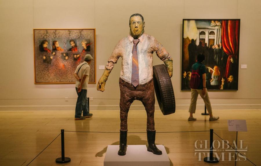 Plaster sculpture entitled ‘Der Besorger’ by German artist Sighard Gille. (Photo: Li Hao/GT)