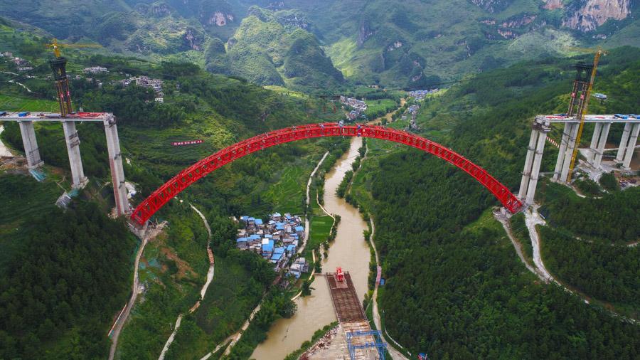 The last section is put into the position to finish the main span of the Daxiaojing Bridge in Guizhou Province, June 30, 2018. (Photo//chinadaily.com.cn)