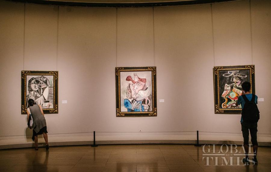 Visitors inspect Spanish painter Pablo Picasso’s oil paintings at the International Art Collection. (Photo: Li Hao/GT)