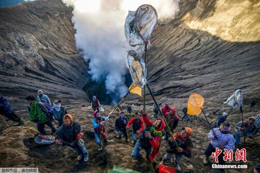 Some people prepare to catch offerings thrown by Tengger tribe people into the crater of Bromo volcano in Probolinggo, East Java province, June 30, 2018, as part of Yadnya Kasada festival which falls on the 14th day of the Kasada month based on the traditional Hindu lunar calendar. (Photo/Agencies)