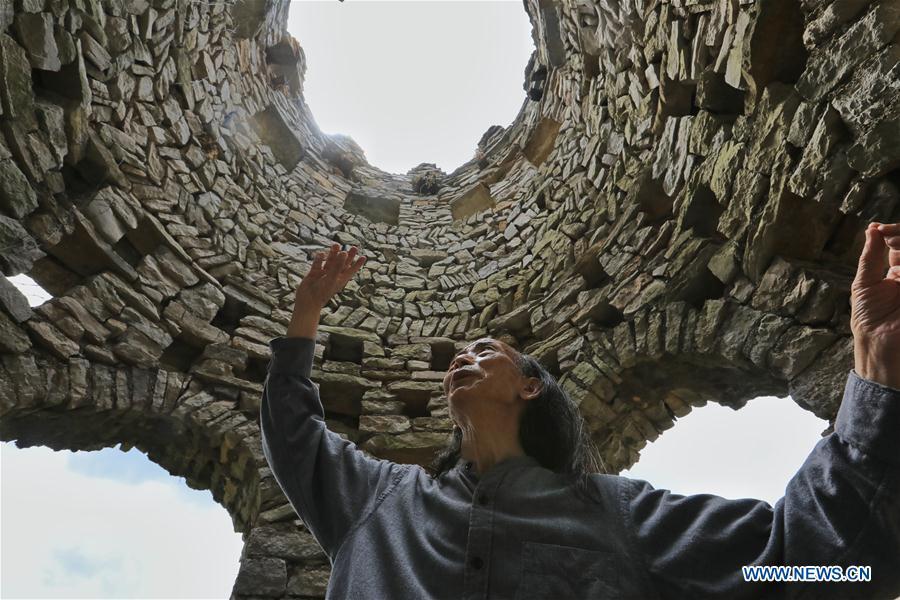 Song Peilun introduces the inspiration of his stone castle \