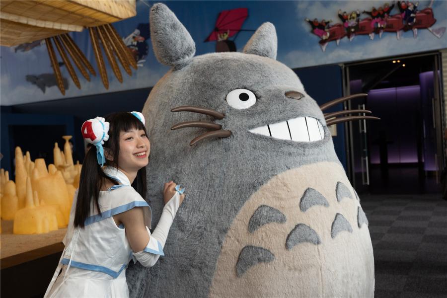 Totoro is a key element in the World of Ghibli in China exhibition. (Photo/chinadaily.com.cn)
World of Ghibli in China, the first themed exhibition authorized by Japan\'s Studio Ghibli, opened at the Shanghai World Financial Center on Sunday.
The exhibition, which will run till Oct 7, comprises two sectors: “the artistic world of Ghibli ? in memory of the 30th anniversary of the release of My Neighbor Totoro”, and “Castle in the Sky ? Ghibli\'s flying dreams”.