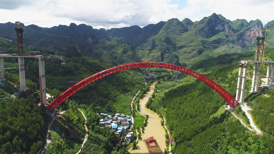 The last section is put into the position to finish the main span of the Daxiaojing Bridge in Guizhou Province, June 30, 2018. (Photo//chinadaily.com.cn)