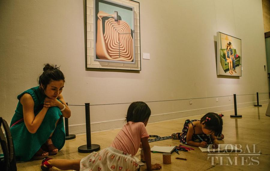 Kids draw at the exhibition hall of the International Art Collection. (Photo: Li Hao/GT)