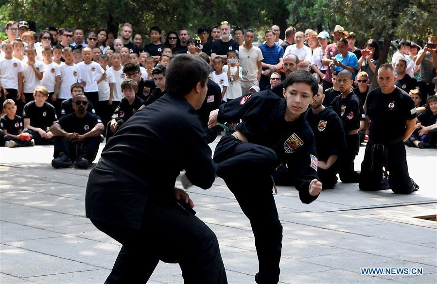 American Kungfu enthusiasts perform martial arts at Shaolin Temple on the Mount Songshan, central China\'s Henan Province, July 1, 2018. Over 200 Kungfu enthusiasts from America made a trip to the Shaolin Temple and performed martial arts with local monks. (Xinhua/Li An)