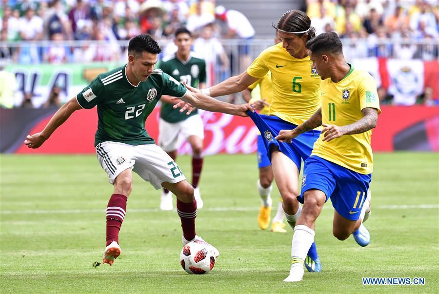 Filipe Luis (2nd R) of Brazil vies with Hirving Lozano (L) of Mexico during the 2018 FIFA World Cup round of 16 match between Brazil and Mexico in Samara, Russia, July 2, 2018. (Xinhua/Chen Yichen)