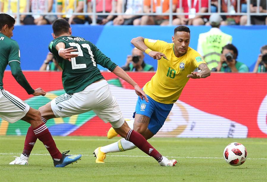 Neymar (R) of Brazil vies with Edson Alvarez (C) of Mexico during the 2018 FIFA World Cup round of 16 match between Brazil and Mexico in Samara, Russia, July 2, 2018. (Xinhua/Li Ming)