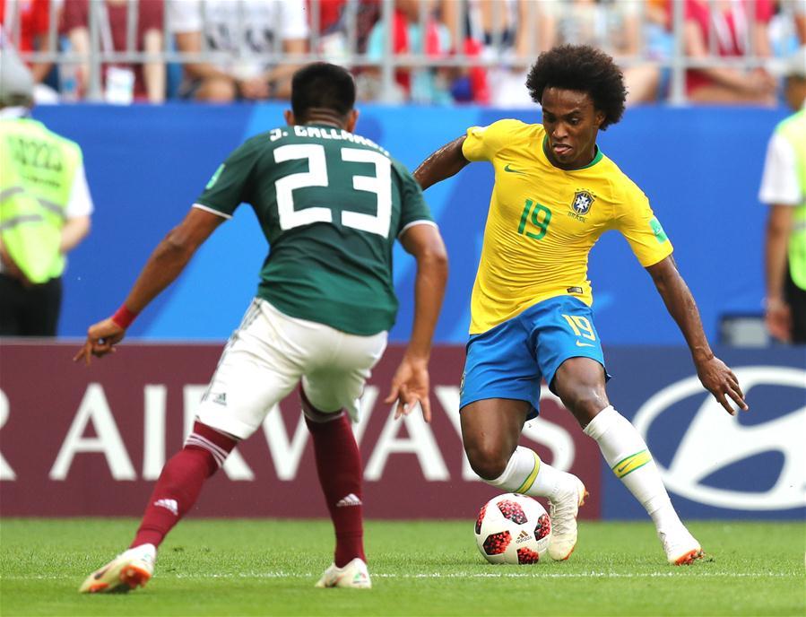 Willian (R) of Brazil vies with Jesus Gallardo of Mexico during the 2018 FIFA World Cup round of 16 match between Brazil and Mexico in Samara, Russia, July 2, 2018. (Xinhua/Lu Jinbo)