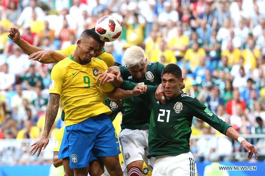 Gabriel Jesus (L) of Brazil competes for a header with Carlos Salcedo (C) and Edson Alvarez of Mexico during the 2018 FIFA World Cup round of 16 match between Brazil and Mexico in Samara, Russia, July 2, 2018. (Xinhua/Li Ming)