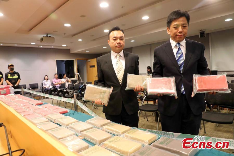 Lee Hoi-man, the acting group head of the Customs Drug Investigation Bureau, and
Lee Ka-ming (L), the drug investigation divisional commander, show drugs seized in Hong Kong, July 1, 2018. On June 30, Hong Kong Customs seized approximately 79 kilograms of suspected cocaine and one kilogram of suspected methamphetamine with an estimated market value of approximately $80 million in Tuen Mun. It is potentially the largest cocaine seize by Hong Kong Customs in five years. A 52-year-old Hong Kong man was arrested during the morning raid following a week-long operation. (Photo: China News Service/Hong Shaokui)