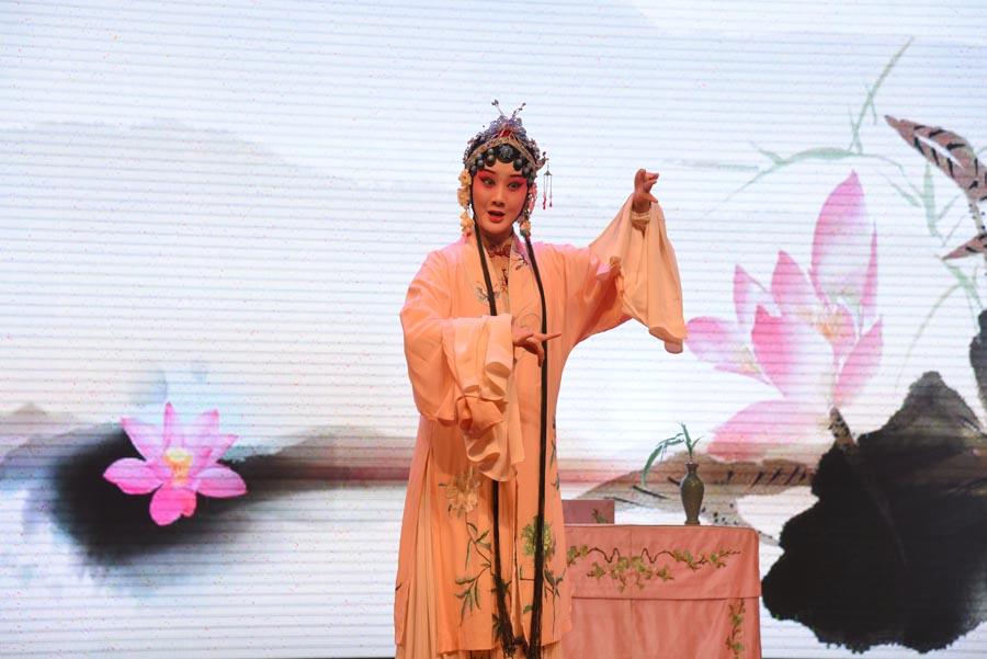 An artist performs The Peony Pavilion: The Dream in the Garden to show the magic of Kunqu Opera to audiences. (Photo/chinadaily.com.cn)