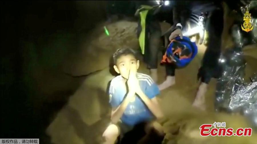 New video footage has been released of 12 boys and their football coach who have been trapped in a cave in Thailand for 11 days after rescuers gave them food for the first time. The 12 boys, aged 11 to 16, and their 25-year-old coach, were trapped after heavy rain flooded the cave complex in a forest park in the northern province of Chiang Rai.(Photo/Agencies)