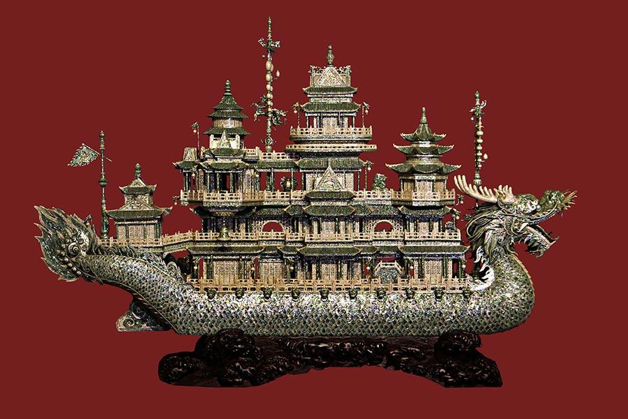 These outstanding shell carving works were made by Jin Ashan in Dalian, Northeast China\'s Liaoning Province. Jin has been engaged in shell carving for 55 years. He is a master of Chinese arts and crafts. (Photo/China Daily)