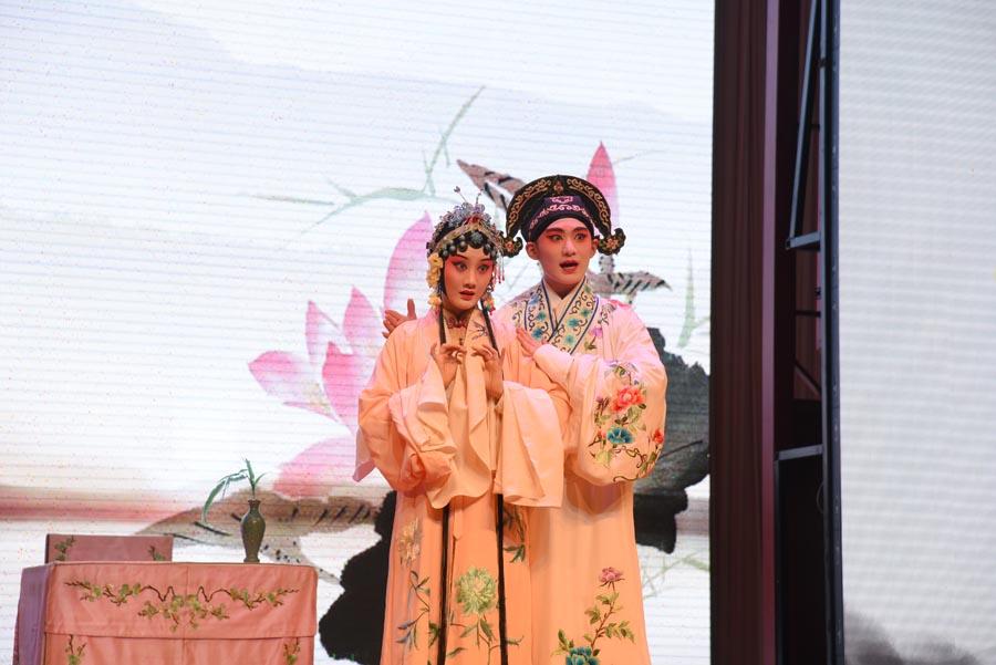 Artists perform The Peony Pavilion: The Dream in the Garden to show the magic of Kunqu Opera to audiences. (Photo/chinadaily.com.cn)
As part of the Training of Trainers Workshop on Intangible Cultural Heritage for Facilitators from the Asia-Pacific Region, which was held from July 2 to 6 in Hangzhou, capital of East China\'s Zhejiang Province, UNESCO facilitators made a field visit to learn more about Kunqu Opera, one of the Chinese traditional opera forms, on July 3.
At the activity, facilitators enjoyed art show The Peony Pavilion: The Dream in the Garden written by Tang Xianzu, a great dramatist of the Ming Dynasty (1368-1644).
The art show follows Du Liniang, who had always lived in her own room. Once she strolled through the garden, the sight of beautiful spring scenery touched the young lady\'s heart. When she went back to her room, she fell asleep and dreamed she encountered and was romanced by a young scholar. When she woke up, she could not resist thinking about the young man.
The art show was performed by Zhejiang Kunqu Opera Troupe, established in 1956 as the earliest professional Kunqu Opera troupe in China. Kunqu Opera, or kunqu in Chinese, is one of the oldest forms of Chinese opera still being performed today.