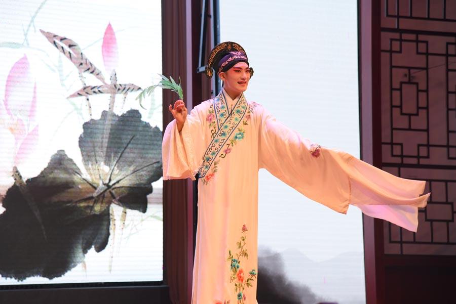 An artist performs The Peony Pavilion: The Dream in the Garden to show the magic of Kunqu Opera to audiences.
(Photo/chinadaily.com.cn)